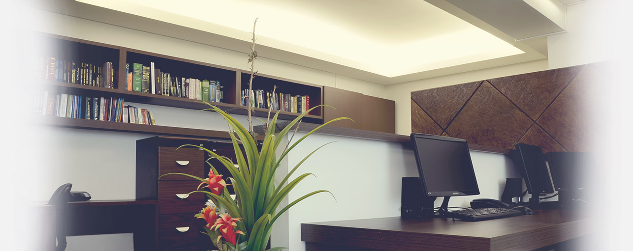 Foto representando a sala de um escritório de advogacia