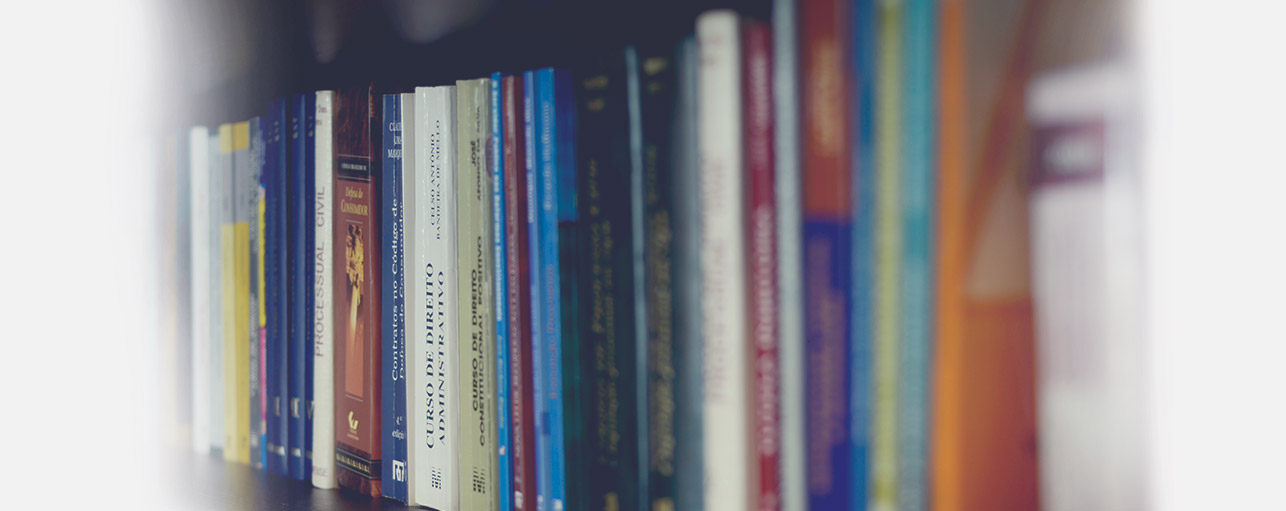 Foto representando livros de uma sala escritório de advogacia